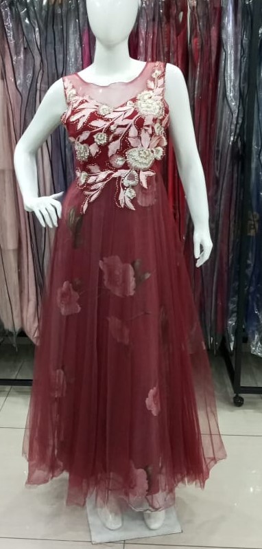 Vestido con detalle floral en la falda de tull (tinto) YoRentoShop.com Envío a domicilio en: Aguascalientes, Baja California, Baja California Sur, Campeche, Chiapas, Chihuahua, Coahuila, Colima, Distrito Federal, Durango, Estado de México, Guanajuato, Guerrero, Hidalgo, Jalisco, Michoacán, Morelos, Nayarit, Nuevo León, Oaxaca, Puebla, Querétaro, Quintana Roo, San Luis Potosí, Sinaloa, Sonora, Tabasco, Tamaulipas, Tlaxcala, Veracruz, Yucatán. 341 413 3313