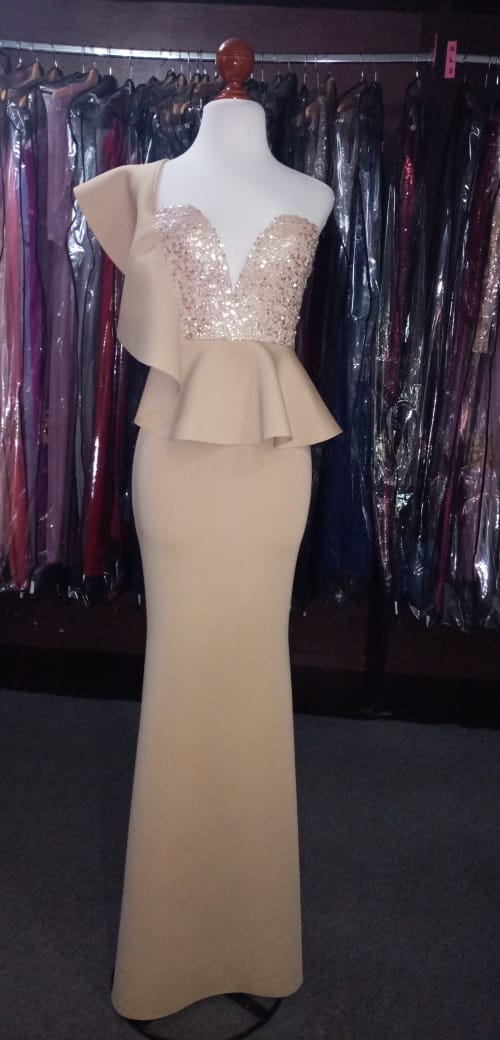 Vestido estrapple con una manga en forma de olan YoRentoShop.com Envío a domicilio en: Aguascalientes, Baja California, Baja California Sur, Campeche, Chiapas, Chihuahua, Coahuila, Colima, Distrito Federal, Durango, Estado de México, Guanajuato, Guerrero, Hidalgo, Jalisco, Michoacán, Morelos, Nayarit, Nuevo León, Oaxaca, Puebla, Querétaro, Quintana Roo, San Luis Potosí, Sinaloa, Sonora, Tabasco, Tamaulipas, Tlaxcala, Veracruz, Yucatán. 341 413 3313