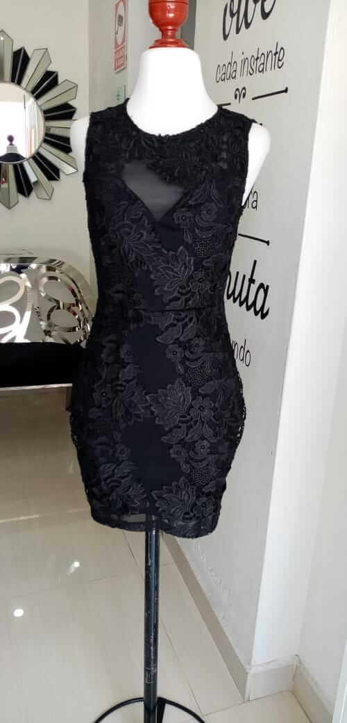 Vestido corto negro en encaje fino YoRentoShop.com Envío a domicilio en: Aguascalientes, Baja California, Baja California Sur, Campeche, Chiapas, Chihuahua, Coahuila, Colima, Distrito Federal, Durango, Estado de México, Guanajuato, Guerrero, Hidalgo, Jalisco, Michoacán, Morelos, Nayarit, Nuevo León, Oaxaca, Puebla, Querétaro, Quintana Roo, San Luis Potosí, Sinaloa, Sonora, Tabasco, Tamaulipas, Tlaxcala, Veracruz, Yucatán. 341 413 3313