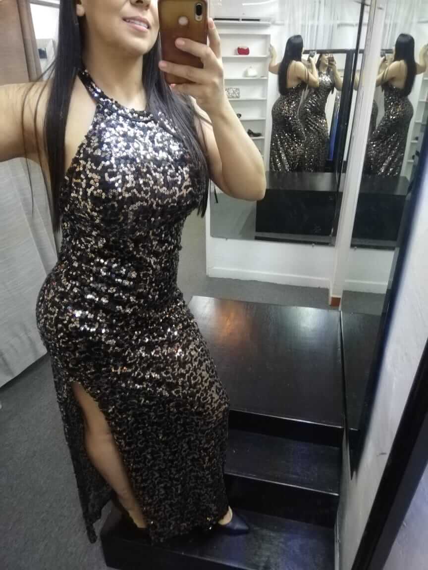 Vestido lentejuela negro y dorado abertura en pierna y YoRentoShop.com Envío a domicilio en: Aguascalientes, Baja California, Baja California Sur, Campeche, Chiapas, Chihuahua, Coahuila, Colima, Distrito Federal, Durango, Estado de México, Guanajuato, Guerrero, Hidalgo, Jalisco, Michoacán, Morelos, Nayarit, Nuevo León, Oaxaca, Puebla, Querétaro, Quintana Roo, San Luis Potosí, Sinaloa, Sonora, Tabasco, Tamaulipas, Tlaxcala, Veracruz, Yucatán. 341 413 3313