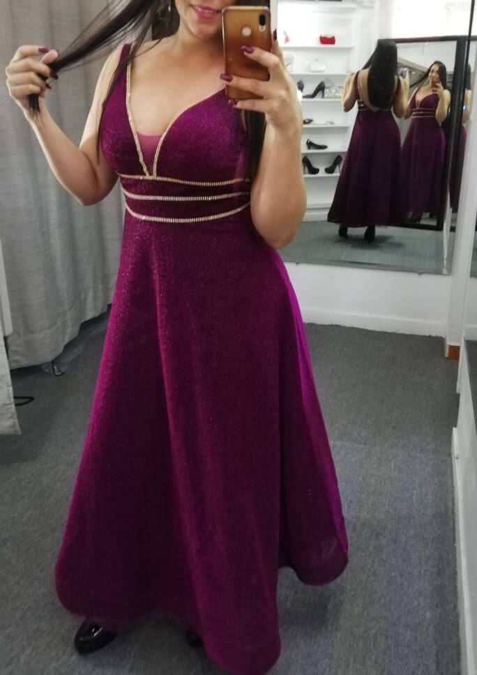 Vestido rosa con detalles dorados escote V falda A YoRentoShop.com Envío a domicilio en: Aguascalientes, Baja California, Baja California Sur, Campeche, Chiapas, Chihuahua, Coahuila, Colima, Distrito Federal, Durango, Estado de México, Guanajuato, Guerrero, Hidalgo, Jalisco, Michoacán, Morelos, Nayarit, Nuevo León, Oaxaca, Puebla, Querétaro, Quintana Roo, San Luis Potosí, Sinaloa, Sonora, Tabasco, Tamaulipas, Tlaxcala, Veracruz, Yucatán. 341 413 3313