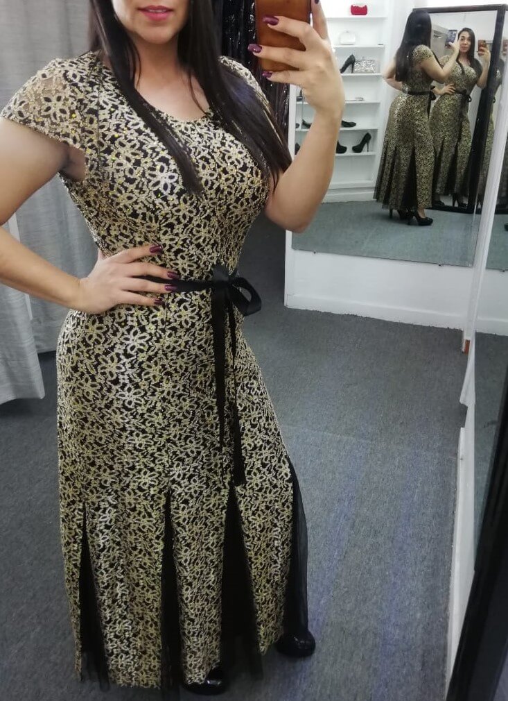 Vestido dorado encaje con chuchillas en negro mini manga YoRentoShop.com Envío a domicilio en: Aguascalientes, Baja California, Baja California Sur, Campeche, Chiapas, Chihuahua, Coahuila, Colima, Distrito Federal, Durango, Estado de México, Guanajuato, Guerrero, Hidalgo, Jalisco, Michoacán, Morelos, Nayarit, Nuevo León, Oaxaca, Puebla, Querétaro, Quintana Roo, San Luis Potosí, Sinaloa, Sonora, Tabasco, Tamaulipas, Tlaxcala, Veracruz, Yucatán. 341 413 3313