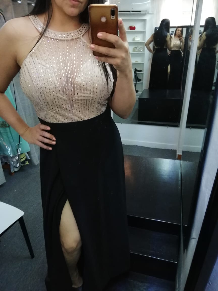 Vestido negro con dorado pegadito bordad arriba YoRentoShop.com Envío a domicilio en: Aguascalientes, Baja California, Baja California Sur, Campeche, Chiapas, Chihuahua, Coahuila, Colima, Distrito Federal, Durango, Estado de México, Guanajuato, Guerrero, Hidalgo, Jalisco, Michoacán, Morelos, Nayarit, Nuevo León, Oaxaca, Puebla, Querétaro, Quintana Roo, San Luis Potosí, Sinaloa, Sonora, Tabasco, Tamaulipas, Tlaxcala, Veracruz, Yucatán. 341 413 3313