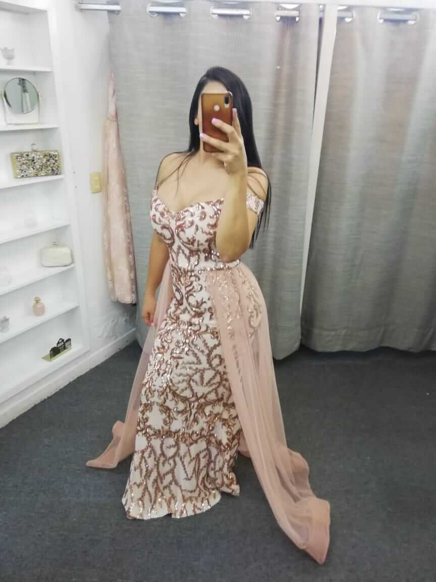 Vestido rosa gold con falda tull ensima del bordado YoRentoShop.com Envío a domicilio en: Aguascalientes, Baja California, Baja California Sur, Campeche, Chiapas, Chihuahua, Coahuila, Colima, Distrito Federal, Durango, Estado de México, Guanajuato, Guerrero, Hidalgo, Jalisco, Michoacán, Morelos, Nayarit, Nuevo León, Oaxaca, Puebla, Querétaro, Quintana Roo, San Luis Potosí, Sinaloa, Sonora, Tabasco, Tamaulipas, Tlaxcala, Veracruz, Yucatán. 341 413 3313