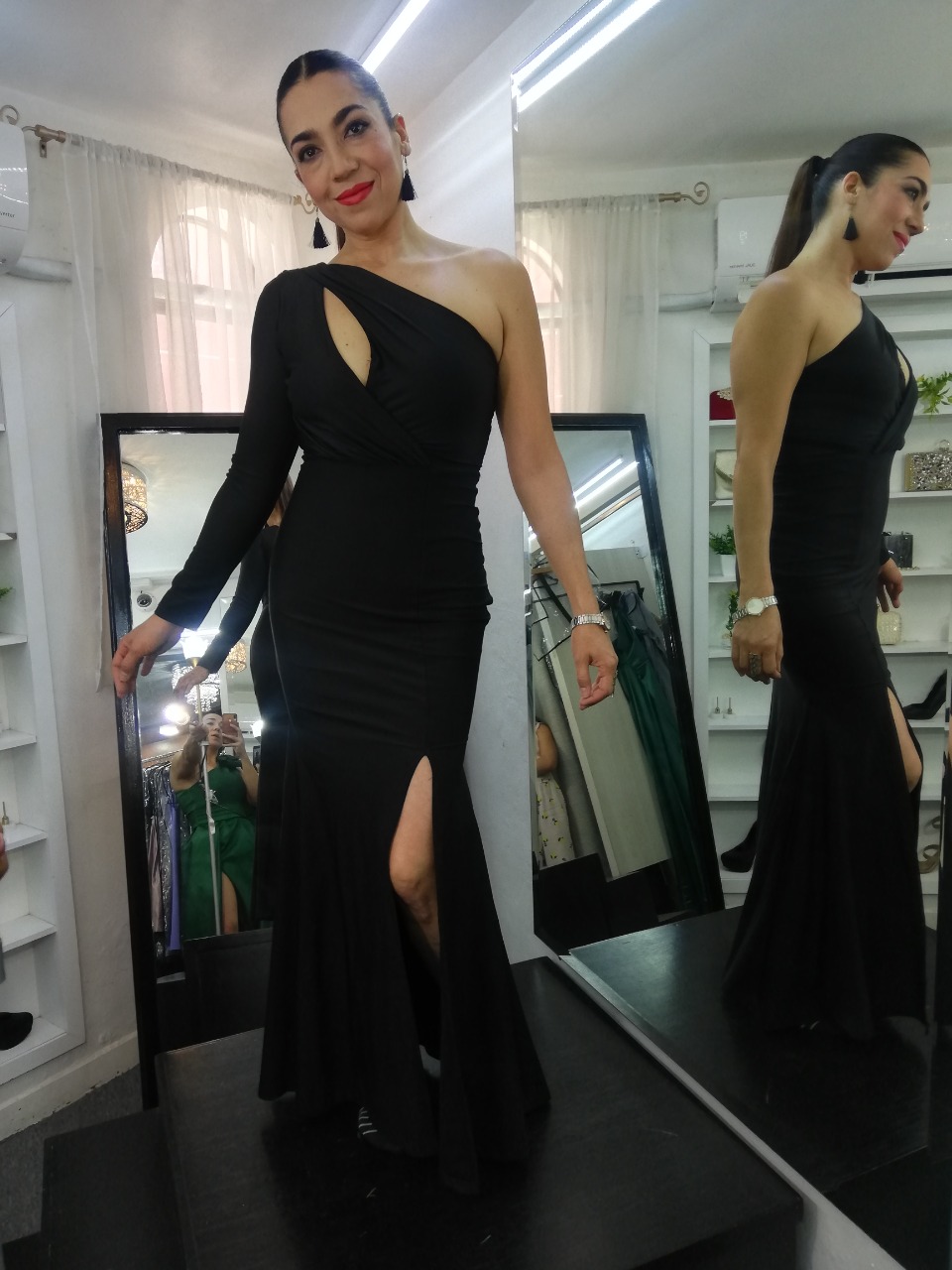 Vestido Negro de una Manga abertura en escote YoRentoShop.com Envío a domicilio en: Aguascalientes, Baja California, Baja California Sur, Campeche, Chiapas, Chihuahua, Coahuila, Colima, Distrito Federal, Durango, Estado de México, Guanajuato, Guerrero, Hidalgo, Jalisco, Michoacán, Morelos, Nayarit, Nuevo León, Oaxaca, Puebla, Querétaro, Quintana Roo, San Luis Potosí, Sinaloa, Sonora, Tabasco, Tamaulipas, Tlaxcala, Veracruz, Yucatán. 341 413 3313
